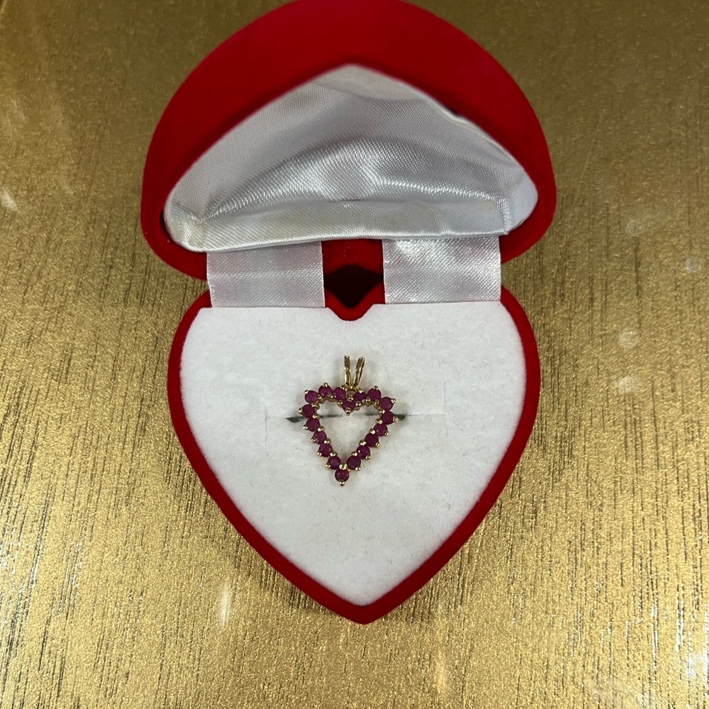 14 kt Ruby pendant see certified picture attached